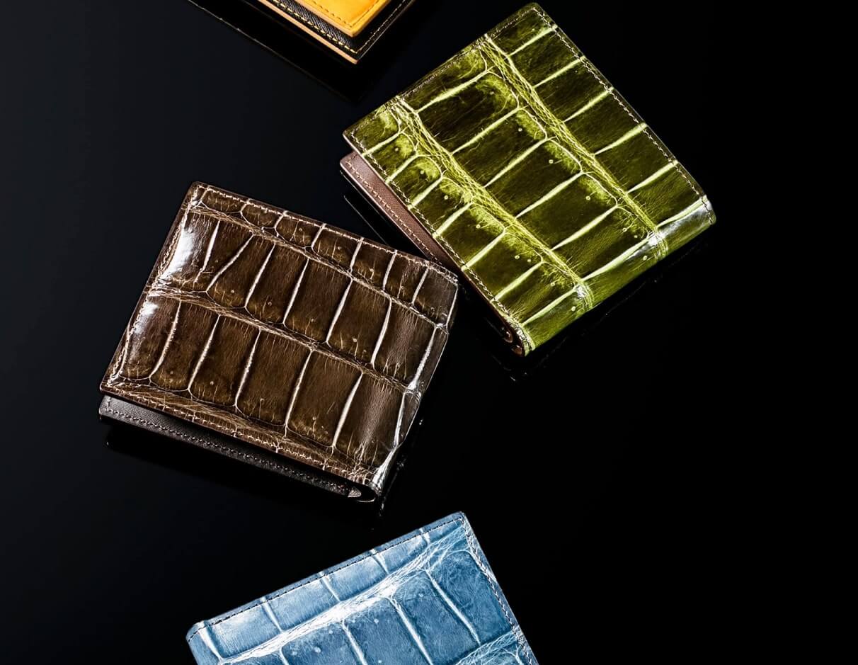 ココマイスターのクロコダイルレザー二つ折り財布（ブルー、ブラウン、グリーン、イエロー）