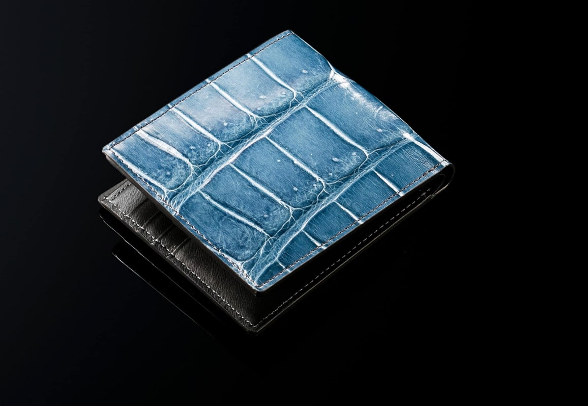 ココマイスターのブルーの二つ折り財布クロコダイル　ポリメラス