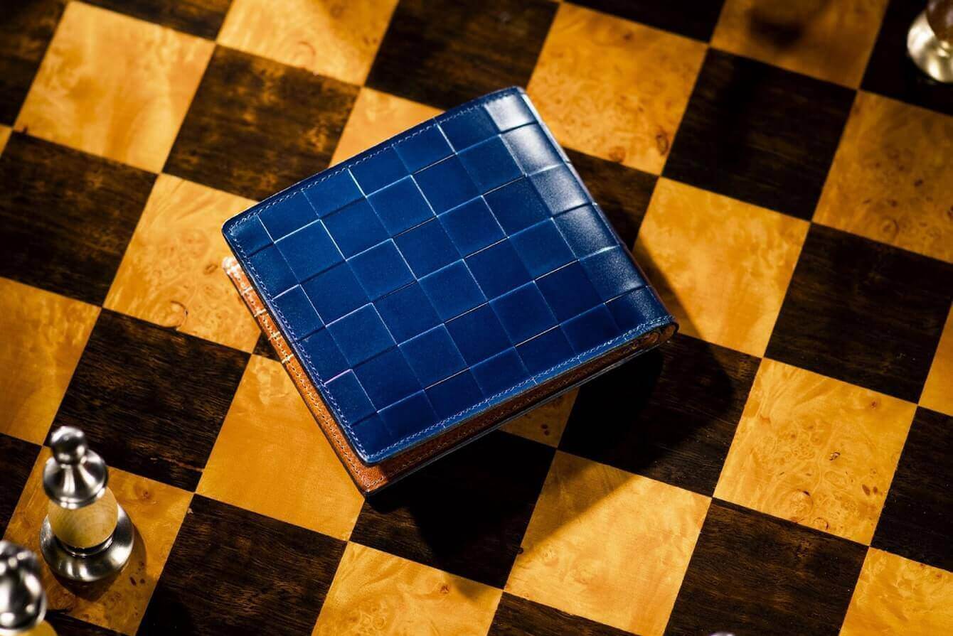 ココマイスターのブルーの二つ折り財布チェスボード　ビショップ