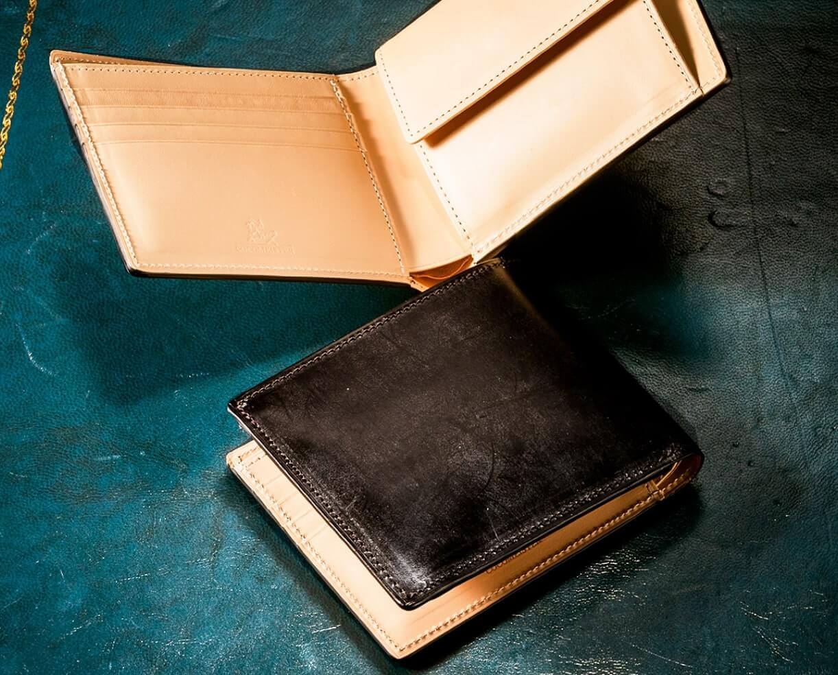 ココマイスターのブラックの二つ折り財布と開いた財布ブライドル　インペリアルパース
