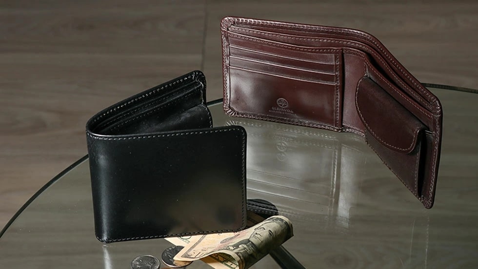 開いた状態の黒色と茶色の二つ折り財布