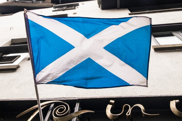 風にたなびくスコットランド国旗