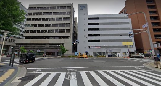 栄町通りを直進後、突きあたりにある「メリケンロード」を左折（大きな立体駐車場　が目印）