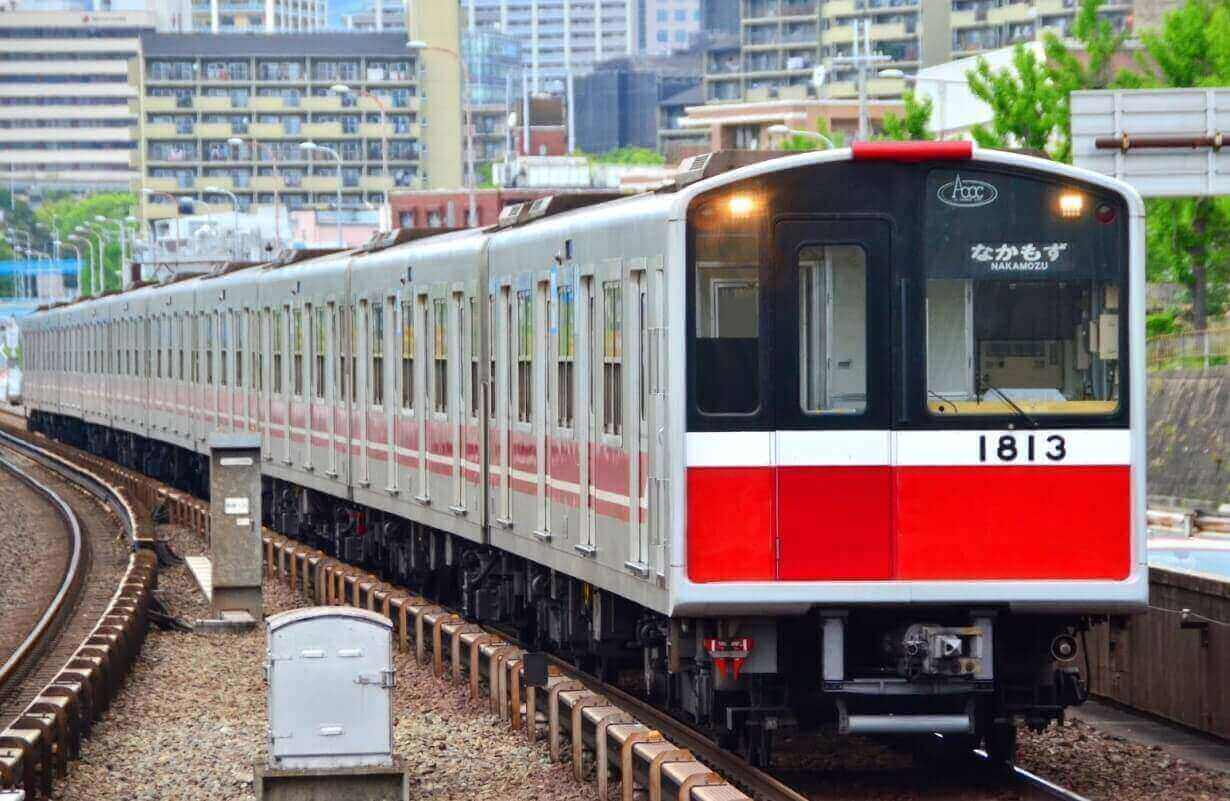 大阪心斎橋店を走る電車