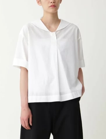 マーガレットハウエルのセーラーカラーシャツ（ホワイト）とパンツ（ブラック）