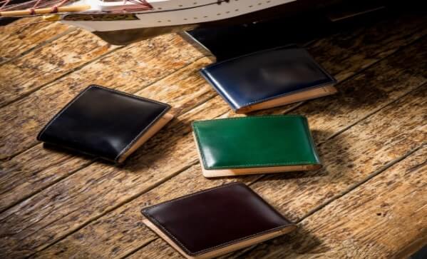 机の上に置かれた4色の二つ折り財布