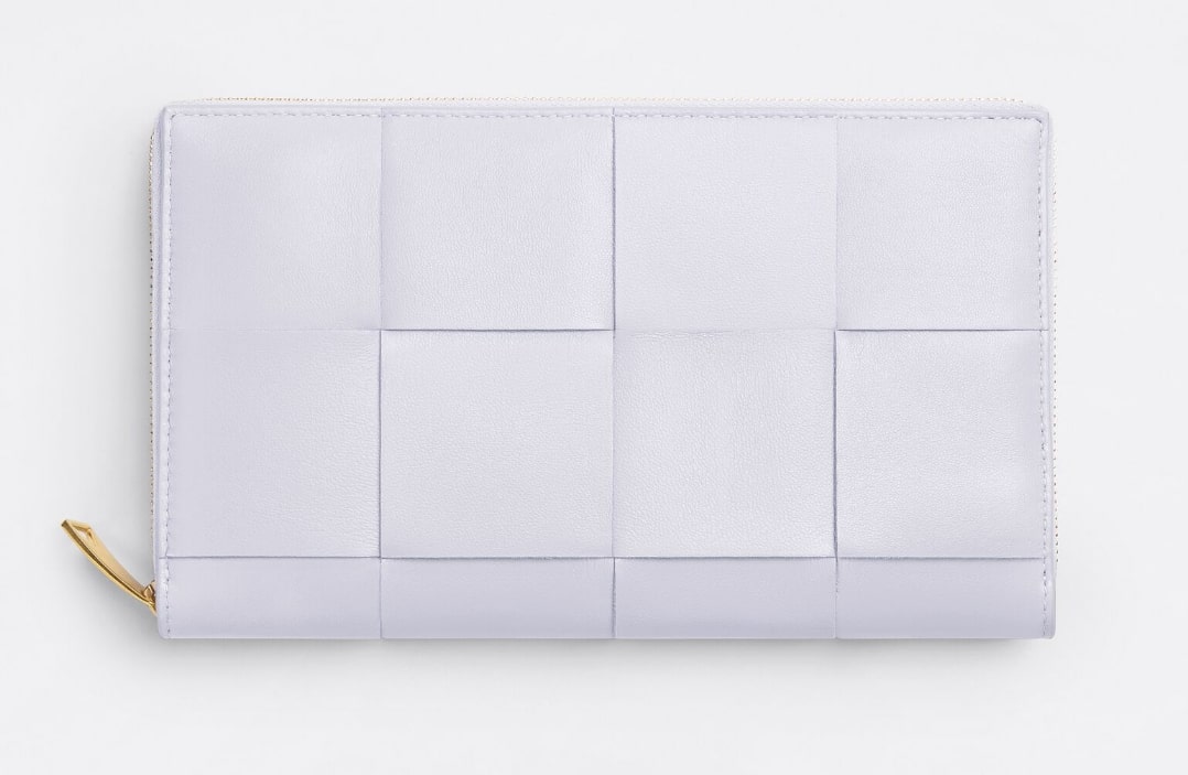 白い財布 BOTTEGA VENETA(ボッテガヴェネタ) トラバーチンジップアラウンドウォレット