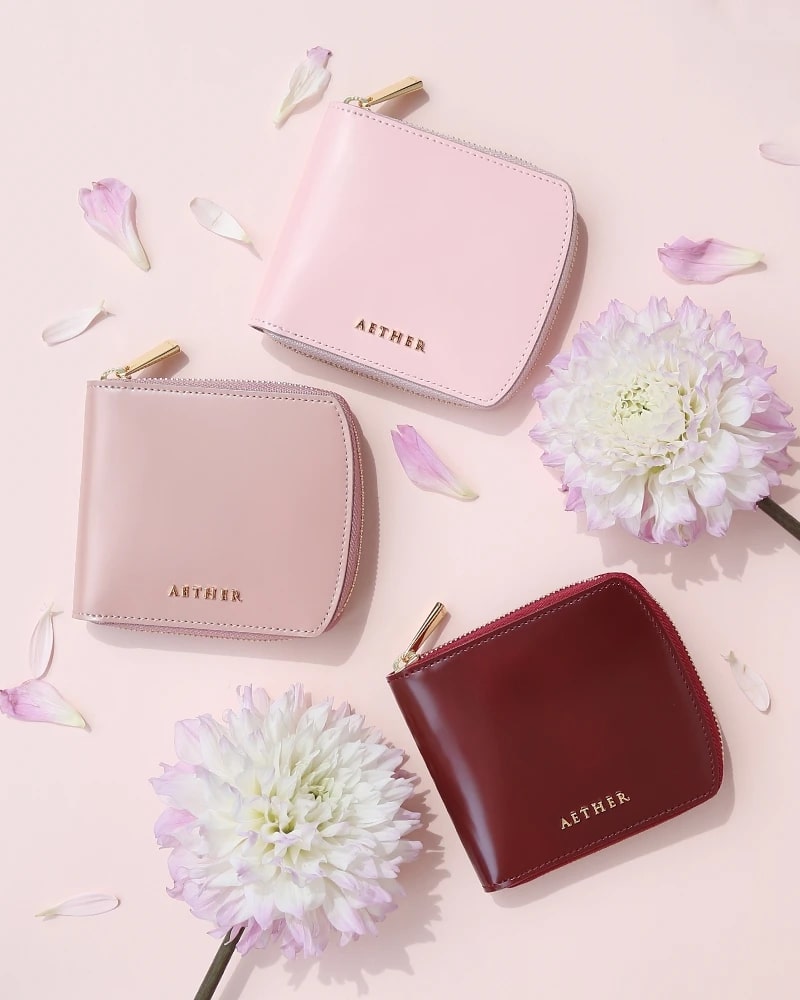 優しいカラーが楽しめるAETHER（エーテル）のコードバン DIAMANT 二つ折り財布3色とピンクの花