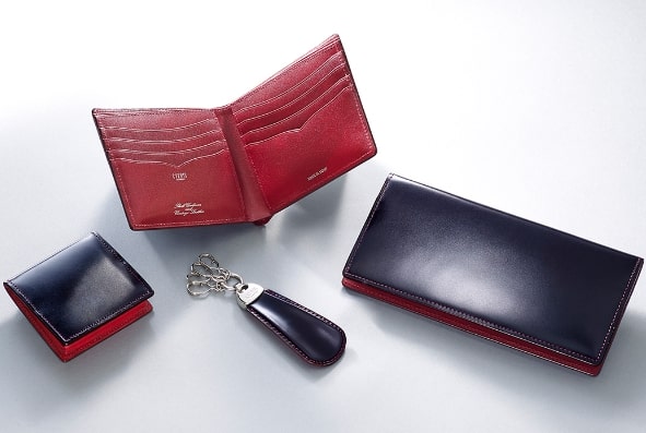 キプリス さまざまな形の財布とキーホルダー