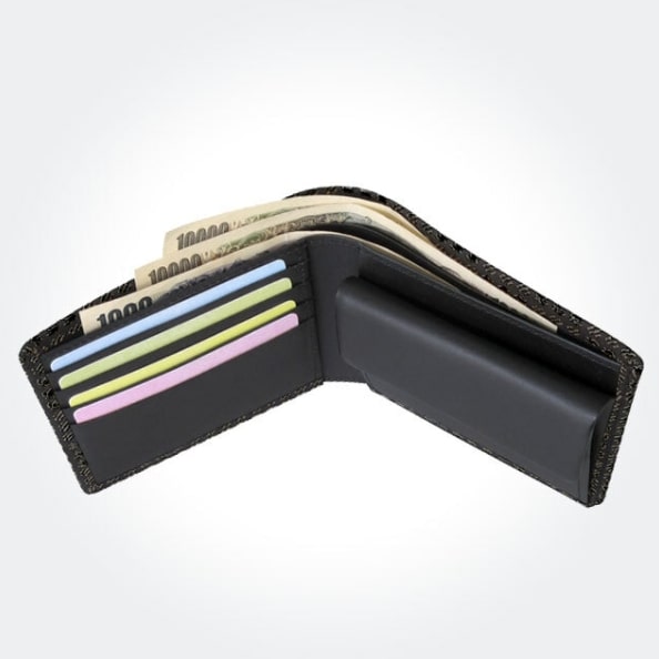 お札が仕切りで2つに仕分けることができ、カード入れが4枚ついた機能的な二つ折財布の内装
