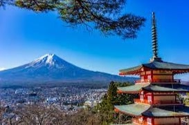 新倉山浅間公園の忠霊塔と富士山