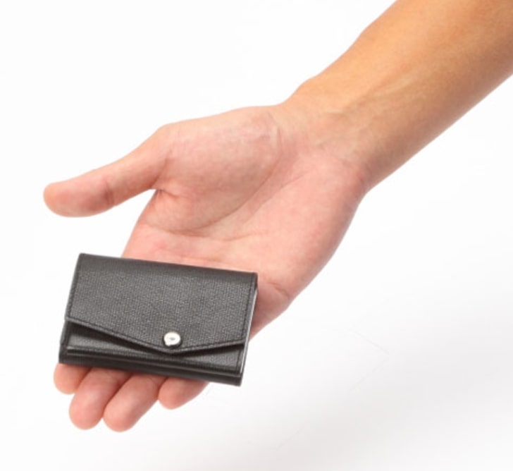 スーパークラシック（SUPER CLASSIC）の小さい財布を手の平に乗せている様子