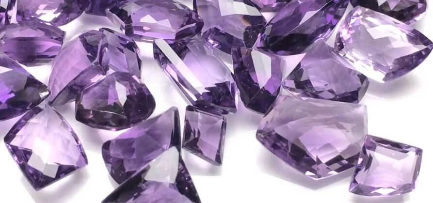 ガラスの容器の上に置かれた紫水晶